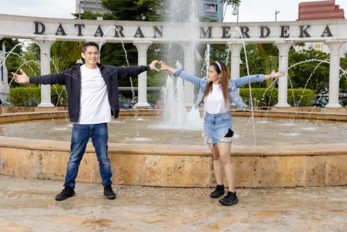 Aze and warren at Merdeca Fountain