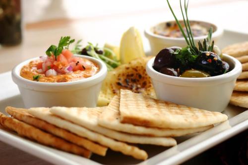 Sumptious,Platter,Of,Flat,Breads,Served,With,Red,Pepper,Hummus