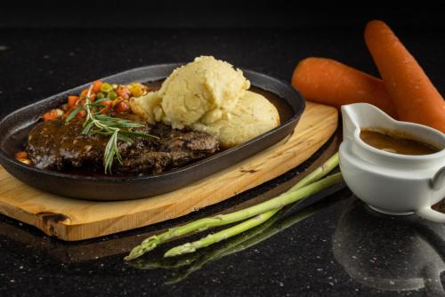 Beef steak with mush potato and asparagus