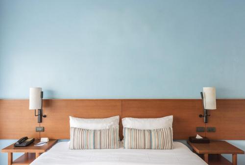 beautiful and modern bedroom with both side lamp