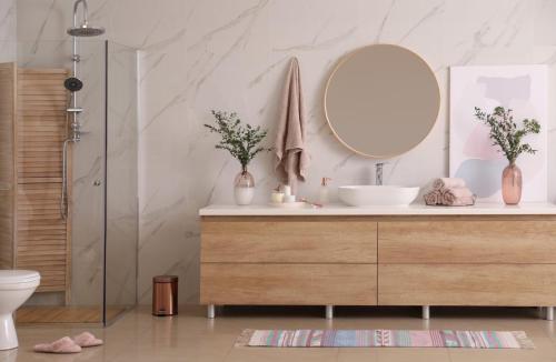 Modern bathroom with stylist mirrow