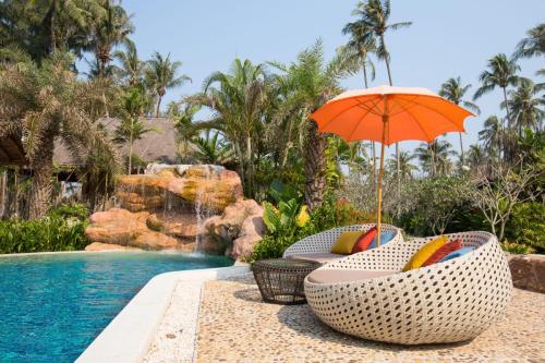 Swimming,Pool,And,Beach,Chairs,In,A,Tropical,Garden,,Thailand