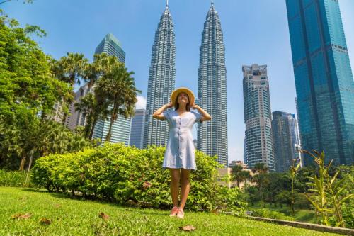 lady with hat, twin tower view